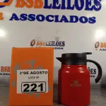 LOTE 221 - 01 JARRA TÉRMICA 1 LITRO. (NOVO) (NO ESTADO) ATENÇÃO! FAZER A VISITAÇÃO ANTES DE ARREMATAR, NÃO SABEMOS SE FUNCIONA. LEILÃO NÃO TEM GARANTIA E NEM DEVOLUÇÃO, SUJEITO A POSSÍVEIS AVARIAS VISÍVEIS/OCULTAS E/OU AUSÊNCIA DE COMPONENTES.