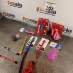 LOTE 353 - 01 LOTE COM COLEIRAS PARA CÃES TAMANHO P E BRINQUEDOS. (NOVO) (NO ESTADO) ATENÇÃO! FAZER A VISITAÇÃO ANTES DE ARREMATAR, NÃO SABEMOS SE FUNCIONA. LEILÃO NÃO TEM GARANTIA E NEM DEVOLUÇÃO, SUJEITO A POSSÍVEIS AVARIAS VISÍVEIS/OCULTAS E/OU AUSÊNCIA DE COMPONENTES.