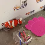LOTE 351 - 01 LOTE COM COLEIRAS AJUSTÁVEIS E BRINQUEDOS PARA GATOS E 01 TAPETE. (NOVO) (NO ESTADO) ATENÇÃO! FAZER A VISITAÇÃO ANTES DE ARREMATAR, NÃO SABEMOS SE FUNCIONA. LEILÃO NÃO TEM GARANTIA E NEM DEVOLUÇÃO, SUJEITO A POSSÍVEIS AVARIAS VISÍVEIS/OCULTAS E/OU AUSÊNCIA DE COMPONENTES.