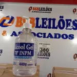 LOTE 380 - 02 CAIXAS COM ÁLCOOL EM GEL 70% COM HIDRATANTE 440G COM 12 FRASCOS CADA. (NO ESTADO) ATENÇÃO! FAZER A VISITAÇÃO ANTES DE ARREMATAR, NÃO SABEMOS SE FUNCIONA. LEILÃO NÃO TEM GARANTIA E NEM DEVOLUÇÃO, SUJEITO A POSSÍVEIS AVARIAS VISÍVEIS/OCULTAS E/OU AUSÊNCIA DE COMPONENTES.