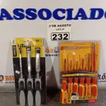 LOTE 232 - 01 KIT FENDA E PHILIPS COM 07 PEÇAS E 01 FORMÃO COM CABO DE BORRACHA 03 PEÇAS. (NOVO) (NO ESTADO) ATENÇÃO! FAZER A VISITAÇÃO ANTES DE ARREMATAR, NÃO SABEMOS SE FUNCIONA. LEILÃO NÃO TEM GARANTIA E NEM DEVOLUÇÃO, SUJEITO A POSSÍVEIS AVARIAS VISÍVEIS/OCULTAS E/OU AUSÊNCIA DE COMPONENTES.