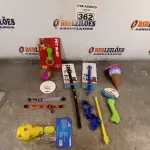 LOTE 362 - 01 LOTE COM COLEIRAS E BRINQUEDOS PARA CÃES E GATOS. (NOVO) (NO ESTADO) ATENÇÃO! FAZER A VISITAÇÃO ANTES DE ARREMATAR, NÃO SABEMOS SE FUNCIONA. LEILÃO NÃO TEM GARANTIA E NEM DEVOLUÇÃO, SUJEITO A POSSÍVEIS AVARIAS VISÍVEIS/OCULTAS E/OU AUSÊNCIA DE COMPONENTES.