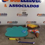 LOTE 369 - 01 LOTE COM COLEIRAS AJUSTÁVEIS E BRINQUEDOS PARA GATOS E 01 TAPETE. (NOVO) (NO ESTADO) ATENÇÃO! FAZER A VISITAÇÃO ANTES DE ARREMATAR, NÃO SABEMOS SE FUNCIONA. LEILÃO NÃO TEM GARANTIA E NEM DEVOLUÇÃO, SUJEITO A POSSÍVEIS AVARIAS VISÍVEIS/OCULTAS E/OU AUSÊNCIA DE COMPONENTES.