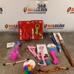 LOTE 368 - 01 LOTE COM COLEIRAS E BRINQUEDOS. (NOVO) (NO ESTADO) ATENÇÃO! FAZER A VISITAÇÃO ANTES DE ARREMATAR, NÃO SABEMOS SE FUNCIONA. LEILÃO NÃO TEM GARANTIA E NEM DEVOLUÇÃO, SUJEITO A POSSÍVEIS AVARIAS VISÍVEIS/OCULTAS E/OU AUSÊNCIA DE COMPONENTES.