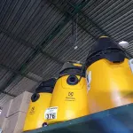 LOTE 376 - 03 ASPIRADORES DE PÓ COM AVARIAS. (NO ESTADO) ATENÇÃO! FAZER A VISITAÇÃO ANTES DE ARREMATAR, NÃO SABEMOS SE FUNCIONA. LEILÃO NÃO TEM GARANTIA E NEM DEVOLUÇÃO, SUJEITO A POSSÍVEIS AVARIAS VISÍVEIS/OCULTAS E/OU AUSÊNCIA DE COMPONENTES.