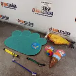 LOTE 369 - 01 LOTE COM COLEIRAS AJUSTÁVEIS E BRINQUEDOS PARA GATOS E 01 TAPETE. (NOVO) (NO ESTADO) ATENÇÃO! FAZER A VISITAÇÃO ANTES DE ARREMATAR, NÃO SABEMOS SE FUNCIONA. LEILÃO NÃO TEM GARANTIA E NEM DEVOLUÇÃO, SUJEITO A POSSÍVEIS AVARIAS VISÍVEIS/OCULTAS E/OU AUSÊNCIA DE COMPONENTES.