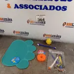 LOTE 364 - 01 LOTE COM 05 COLEIRAS AJUSTÁVEIS, BRINQUEDOS PARA GATOS E 01 TAPETE. (NOVO) (NO ESTADO) ATENÇÃO! FAZER A VISITAÇÃO ANTES DE ARREMATAR, NÃO SABEMOS SE FUNCIONA. LEILÃO NÃO TEM GARANTIA E NEM DEVOLUÇÃO, SUJEITO A POSSÍVEIS AVARIAS VISÍVEIS/OCULTAS E/OU AUSÊNCIA DE COMPONENTES.