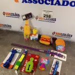 LOTE 298 - 01 LOTE COM VÁRIOS BRINQUEDOS PARA PET. (NOVO) (NO ESTADO) ATENÇÃO! FAZER A VISITAÇÃO ANTES DE ARREMATAR, NÃO SABEMOS SE FUNCIONA. LEILÃO NÃO TEM GARANTIA E NEM DEVOLUÇÃO, SUJEITO A POSSÍVEIS AVARIAS VISÍVEIS/OCULTAS E/OU AUSÊNCIA DE COMPONENTES.