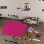 LOTE 361 - 01 LOTE COM 02 COLEIRAS AJUSTÁVEIS E BRINQUEDOS PARA GATOS E 01 TAPETE. (NOVO) (NO ESTADO) ATENÇÃO! FAZER A VISITAÇÃO ANTES DE ARREMATAR, NÃO SABEMOS SE FUNCIONA. LEILÃO NÃO TEM GARANTIA E NEM DEVOLUÇÃO, SUJEITO A POSSÍVEIS AVARIAS VISÍVEIS/OCULTAS E/OU AUSÊNCIA DE COMPONENTES.