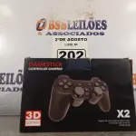 LOTE 202 - 01 CONTROLE GAMEPAD 3D COM 02 CONTROLES MODELO X2. (NOVO) (NO ESTADO) ATENÇÃO! FAZER A VISITAÇÃO ANTES DE ARREMATAR, NÃO SABEMOS SE FUNCIONA. LEILÃO NÃO TEM GARANTIA E NEM DEVOLUÇÃO, SUJEITO A POSSÍVEIS AVARIAS VISÍVEIS/OCULTAS E/OU AUSÊNCIA DE COMPONENTES.