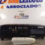 LOTE 120 - 01 PROJETOR MULTIMIDIA MARCA EPSON COM CONTROLE. (NO ESTADO) ATENÇÃO! FAZER A VISITAÇÃO ANTES DE ARREMATAR, NÃO SABEMOS SE FUNCIONA. LEILÃO NÃO TEM GARANTIA E NEM DEVOLUÇÃO, SUJEITO A POSSÍVEIS AVARIAS VISÍVEIS/OCULTAS E/OU AUSÊNCIA DE COMPONENTES.