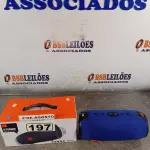 LOTE 197 - 01 CAIXA DE SOM PORTABLE WIRELESS SPEAKER COM ALÇA E CABO NA COR AZUL. (NOVO) (NO ESTADO) ATENÇÃO! FAZER A VISITAÇÃO ANTES DE ARREMATAR, NÃO SABEMOS SE FUNCIONA. LEILÃO NÃO TEM GARANTIA E NEM DEVOLUÇÃO, SUJEITO A POSSÍVEIS AVARIAS VISÍVEIS/OCULTAS E/OU AUSÊNCIA DE COMPONENTES.