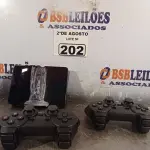 LOTE 202 - 01 CONTROLE GAMEPAD 3D COM 02 CONTROLES MODELO X2. (NOVO) (NO ESTADO) ATENÇÃO! FAZER A VISITAÇÃO ANTES DE ARREMATAR, NÃO SABEMOS SE FUNCIONA. LEILÃO NÃO TEM GARANTIA E NEM DEVOLUÇÃO, SUJEITO A POSSÍVEIS AVARIAS VISÍVEIS/OCULTAS E/OU AUSÊNCIA DE COMPONENTES.
