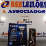 LOTE 198 - 01 MÁQUINA DE CORTAR CABELO HAIR TRIMMER E 01 BARBEADOR ELÉTRICO 3 EM 1.  (NO ESTADO) ATENÇÃO! FAZER A VISITAÇÃO ANTES DE ARREMATAR, NÃO SABEMOS SE FUNCIONA. LEILÃO NÃO TEM GARANTIA E NEM DEVOLUÇÃO, SUJEITO A POSSÍVEIS AVARIAS VISÍVEIS/OCULTAS E/OU AUSÊNCIA DE COMPONENTES.