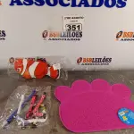 LOTE 351 - 01 LOTE COM COLEIRAS AJUSTÁVEIS E BRINQUEDOS PARA GATOS E 01 TAPETE. (NOVO) (NO ESTADO) ATENÇÃO! FAZER A VISITAÇÃO ANTES DE ARREMATAR, NÃO SABEMOS SE FUNCIONA. LEILÃO NÃO TEM GARANTIA E NEM DEVOLUÇÃO, SUJEITO A POSSÍVEIS AVARIAS VISÍVEIS/OCULTAS E/OU AUSÊNCIA DE COMPONENTES.
