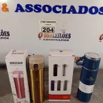 LOTE 204 - 02 GARRAFAS TÉRMICAS, SENDO 01 COM A TAMPA NO FORMATO DE XÍCARA. (NOVO) (NO ESTADO) ATENÇÃO! FAZER A VISITAÇÃO ANTES DE ARREMATAR, NÃO SABEMOS SE FUNCIONA. LEILÃO NÃO TEM GARANTIA E NEM DEVOLUÇÃO, SUJEITO A POSSÍVEIS AVARIAS VISÍVEIS/OCULTAS E/OU AUSÊNCIA DE COMPONENTES.