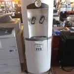 LOTE 222 - 01 BEBEDOURO TIPO GARRAFÃO ESMALTEC. (NO ESTADO) ATENÇÃO! FAZER A VISITAÇÃO ANTES DE ARREMATAR, NÃO SABEMOS SE FUNCIONA. LEILÃO NÃO TEM GARANTIA E NEM DEVOLUÇÃO, SUJEITO A POSSÍVEIS AVARIAS VISÍVEIS/OCULTAS E/OU AUSÊNCIA DE COMPONENTES.