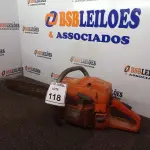 LOTE 118 - 01 MOTOSSERRA A GASOLINA HUSQUEVANE. (NO ESTADO) ATENÇÃO! FAZER A VISITAÇÃO ANTES DE ARREMATAR, NÃO SABEMOS SE FUNCIONA. LEILÃO NÃO TEM GARANTIA E NEM DEVOLUÇÃO, SUJEITO A POSSÍVEIS AVARIAS VISÍVEIS/OCULTAS E/OU AUSÊNCIA DE COMPONENTES.