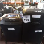 LOTE 223 - 02 FRAGMENTADORAS DE PAPEL E TRAVAS PARA NOTEBOOKS. (NO ESTADO) ATENÇÃO! FAZER A VISITAÇÃO ANTES DE ARREMATAR, NÃO SABEMOS SE FUNCIONA. LEILÃO NÃO TEM GARANTIA E NEM DEVOLUÇÃO, SUJEITO A POSSÍVEIS AVARIAS VISÍVEIS/OCULTAS E/OU AUSÊNCIA DE COMPONENTES.