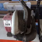 LOTE 329 - 01 SOPRADOR DE FOLHAS A GASOLINA. (NO ESTADO) ATENÇÃO! FAZER A VISITAÇÃO ANTES DE ARREMATAR, NÃO SABEMOS SE FUNCIONA. LEILÃO NÃO TEM GARANTIA E NEM DEVOLUÇÃO, SUJEITO A POSSÍVEIS AVARIAS VISÍVEIS/OCULTAS E/OU AUSÊNCIA DE COMPONENTES.