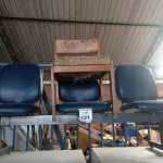 LOTE 131 - 01 LONGARINA 03 LUGARES. (NO ESTADO) ATENÇÃO! FAZER A VISITAÇÃO ANTES DE ARREMATAR, NÃO SABEMOS SE FUNCIONA. LEILÃO NÃO TEM GARANTIA E NEM DEVOLUÇÃO, SUJEITO A POSSÍVEIS AVARIAS VISÍVEIS/OCULTAS E/OU AUSÊNCIA DE COMPONENTES.