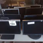 LOTE 164 - 08 MONITORES LCD MARCAS E MODELOS DIVERSOS. (NO ESTADO) ATENÇÃO! FAZER A VISITAÇÃO ANTES DE ARREMATAR, NÃO SABEMOS SE FUNCIONA. LEILÃO NÃO TEM GARANTIA E NEM DEVOLUÇÃO, SUJEITO A POSSÍVEIS AVARIAS VISÍVEIS/OCULTAS E/OU AUSÊNCIA DE COMPONENTES.