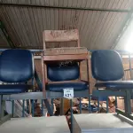 LOTE 131 - 01 LONGARINA 03 LUGARES. (NO ESTADO) ATENÇÃO! FAZER A VISITAÇÃO ANTES DE ARREMATAR, NÃO SABEMOS SE FUNCIONA. LEILÃO NÃO TEM GARANTIA E NEM DEVOLUÇÃO, SUJEITO A POSSÍVEIS AVARIAS VISÍVEIS/OCULTAS E/OU AUSÊNCIA DE COMPONENTES.