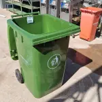 LOTE 255 - 01 LIXEIRA DE 360 LITROS. (NO ESTADO) ATENÇÃO! FAZER A VISITAÇÃO ANTES DE ARREMATAR, NÃO SABEMOS SE FUNCIONA. LEILÃO NÃO TEM GARANTIA E NEM DEVOLUÇÃO, SUJEITO A POSSÍVEIS AVARIAS VISÍVEIS/OCULTAS E/OU AUSÊNCIA DE COMPONENTES.