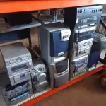 LOTE 086 -   01 LOTE COM DIVERSOS APARELHOS DE SOM. (NO ESTADO) ATENÇÃO! FAZER A VISITAÇÃO ANTES DE ARREMATAR, NÃO SABEMOS SE FUNCIONA. LEILÃO NÃO TEM GARANTIA E NEM DEVOLUÇÃO, SUJEITO A POSSÍVEIS AVARIAS VISÍVEIS/OCULTAS E/OU AUSÊNCIA DE COMPONENTES.