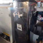 LOTE 228 - 01 BEBEDOURO TIPO GARRAFÃO. (NO ESTADO) ATENÇÃO! FAZER A VISITAÇÃO ANTES DE ARREMATAR, NÃO SABEMOS SE FUNCIONA. LEILÃO NÃO TEM GARANTIA E NEM DEVOLUÇÃO, SUJEITO A POSSÍVEIS AVARIAS VISÍVEIS/OCULTAS E/OU AUSÊNCIA DE COMPONENTES.
