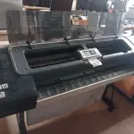 LOTE 274 - 01 PLOTTER HP DESIGNJET Z3200PS PHOTO. (NO ESTADO) ATENÇÃO! FAZER A VISITAÇÃO ANTES DE ARREMATAR, NÃO SABEMOS SE FUNCIONA. LEILÃO NÃO TEM GARANTIA E NEM DEVOLUÇÃO, SUJEITO A POSSÍVEIS AVARIAS VISÍVEIS/OCULTAS E/OU AUSÊNCIA DE COMPONENTES.