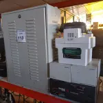 LOTE 113 - 01 BANCO PARA BATERIAS, 01 ESTABILIZADOR E 01 LUMINÁRIA DE EMERGÊNCIA. (NO ESTADO) ATENÇÃO! FAZER A VISITAÇÃO ANTES DE ARREMATAR, NÃO SABEMOS SE FUNCIONA. LEILÃO NÃO TEM GARANTIA E NEM DEVOLUÇÃO, SUJEITO A POSSÍVEIS AVARIAS VISÍVEIS/OCULTAS E/OU AUSÊNCIA DE COMPONENTES.