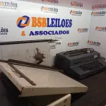 LOTE 098 - 01 MÁQUINA DE DATILOGRAFAR, 01 ENCADERNADORA E 01 CORTADORA DE PAPEL. (NO ESTADO) ATENÇÃO! FAZER A VISITAÇÃO ANTES DE ARREMATAR, NÃO SABEMOS SE FUNCIONA. LEILÃO NÃO TEM GARANTIA E NEM DEVOLUÇÃO, SUJEITO A POSSÍVEIS AVARIAS VISÍVEIS/OCULTAS E/OU AUSÊNCIA DE COMPONENTES.