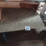LOTE 277 - 01 MESA COM TAMPO EM GRANITO. (NO ESTADO) ATENÇÃO! FAZER A VISITAÇÃO ANTES DE ARREMATAR, NÃO SABEMOS SE FUNCIONA. LEILÃO NÃO TEM GARANTIA E NEM DEVOLUÇÃO, SUJEITO A POSSÍVEIS AVARIAS VISÍVEIS/OCULTAS E/OU AUSÊNCIA DE COMPONENTES.