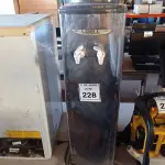 LOTE 228 - 01 BEBEDOURO TIPO GARRAFÃO. (NO ESTADO) ATENÇÃO! FAZER A VISITAÇÃO ANTES DE ARREMATAR, NÃO SABEMOS SE FUNCIONA. LEILÃO NÃO TEM GARANTIA E NEM DEVOLUÇÃO, SUJEITO A POSSÍVEIS AVARIAS VISÍVEIS/OCULTAS E/OU AUSÊNCIA DE COMPONENTES.