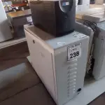 LOTE 238 - 01 BANCO PARA BATERIAS E 01 NOBREAK. (NO ESTADO) ATENÇÃO! FAZER A VISITAÇÃO ANTES DE ARREMATAR, NÃO SABEMOS SE FUNCIONA. LEILÃO NÃO TEM GARANTIA E NEM DEVOLUÇÃO, SUJEITO A POSSÍVEIS AVARIAS VISÍVEIS/OCULTAS E/OU AUSÊNCIA DE COMPONENTES.