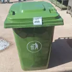 LOTE 255 - 01 LIXEIRA DE 360 LITROS. (NO ESTADO) ATENÇÃO! FAZER A VISITAÇÃO ANTES DE ARREMATAR, NÃO SABEMOS SE FUNCIONA. LEILÃO NÃO TEM GARANTIA E NEM DEVOLUÇÃO, SUJEITO A POSSÍVEIS AVARIAS VISÍVEIS/OCULTAS E/OU AUSÊNCIA DE COMPONENTES.