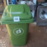 LOTE 256 - 01 LIXEIRA DE 240 LITROS. (NO ESTADO) ATENÇÃO! FAZER A VISITAÇÃO ANTES DE ARREMATAR, NÃO SABEMOS SE FUNCIONA. LEILÃO NÃO TEM GARANTIA E NEM DEVOLUÇÃO, SUJEITO A POSSÍVEIS AVARIAS VISÍVEIS/OCULTAS E/OU AUSÊNCIA DE COMPONENTES.
