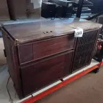 LOTE 080 - 01 RADIOLA ANTIGA MARCA PHILLIPS.  (NO ESTADO) ATENÇÃO! FAZER A VISITAÇÃO ANTES DE ARREMATAR, NÃO SABEMOS SE FUNCIONA. LEILÃO NÃO TEM GARANTIA E NEM DEVOLUÇÃO, SUJEITO A POSSÍVEIS AVARIAS VISÍVEIS/OCULTAS E/OU AUSÊNCIA DE COMPONENTES.