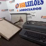 LOTE 098 - 01 MÁQUINA DE DATILOGRAFAR, 01 ENCADERNADORA E 01 CORTADORA DE PAPEL. (NO ESTADO) ATENÇÃO! FAZER A VISITAÇÃO ANTES DE ARREMATAR, NÃO SABEMOS SE FUNCIONA. LEILÃO NÃO TEM GARANTIA E NEM DEVOLUÇÃO, SUJEITO A POSSÍVEIS AVARIAS VISÍVEIS/OCULTAS E/OU AUSÊNCIA DE COMPONENTES.