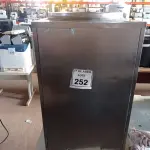 LOTE 252 - 01 REFRESQUEIRA MARCA BEGEL EM INOX P/RETIRADA DE PEÇAS. (NO ESTADO) ATENÇÃO! FAZER A VISITAÇÃO ANTES DE ARREMATAR, NÃO SABEMOS SE FUNCIONA. LEILÃO NÃO TEM GARANTIA E NEM DEVOLUÇÃO, SUJEITO A POSSÍVEIS AVARIAS VISÍVEIS/OCULTAS E/OU AUSÊNCIA DE COMPONENTES