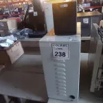 LOTE 238 - 01 BANCO PARA BATERIAS E 01 NOBREAK. (NO ESTADO) ATENÇÃO! FAZER A VISITAÇÃO ANTES DE ARREMATAR, NÃO SABEMOS SE FUNCIONA. LEILÃO NÃO TEM GARANTIA E NEM DEVOLUÇÃO, SUJEITO A POSSÍVEIS AVARIAS VISÍVEIS/OCULTAS E/OU AUSÊNCIA DE COMPONENTES.
