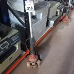LOTE 318 - 01 ROÇADEIRA A GASOLINA COM AVARIAS. (NO ESTADO) ATENÇÃO! FAZER A VISITAÇÃO ANTES DE ARREMATAR, NÃO SABEMOS SE FUNCIONA. LEILÃO NÃO TEM GARANTIA E NEM DEVOLUÇÃO, SUJEITO A POSSÍVEIS AVARIAS VISÍVEIS/OCULTAS E/OU AUSÊNCIA DE COMPONENTES.