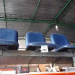 LOTE 295 - 01 LONGARINA 03 LUGARES. (NO ESTADO) ATENÇÃO! FAZER A VISITAÇÃO ANTES DE ARREMATAR, NÃO SABEMOS SE FUNCIONA. LEILÃO NÃO TEM GARANTIA E NEM DEVOLUÇÃO, SUJEITO A POSSÍVEIS AVARIAS VISÍVEIS/OCULTAS E/OU AUSÊNCIA DE COMPONENTES.