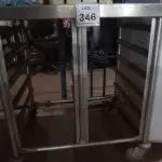 LOTE 346 - 01 CARRINHO PARA BANDEJAS EM INOX. (NO ESTADO) ATENÇÃO! FAZER A VISITAÇÃO ANTES DE ARREMATAR, NÃO SABEMOS SE FUNCIONA. LEILÃO NÃO TEM GARANTIA E NEM DEVOLUÇÃO, SUJEITO A POSSÍVEIS AVARIAS VISÍVEIS/OCULTAS E/OU AUSÊNCIA DE COMPONENTES.