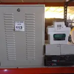 LOTE 113 - 01 BANCO PARA BATERIAS, 01 ESTABILIZADOR E 01 LUMINÁRIA DE EMERGÊNCIA. (NO ESTADO) ATENÇÃO! FAZER A VISITAÇÃO ANTES DE ARREMATAR, NÃO SABEMOS SE FUNCIONA. LEILÃO NÃO TEM GARANTIA E NEM DEVOLUÇÃO, SUJEITO A POSSÍVEIS AVARIAS VISÍVEIS/OCULTAS E/OU AUSÊNCIA DE COMPONENTES.