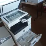 LOTE 235 - 01 IMPRESSORA KYOCERA. (NO ESTADO) ATENÇÃO! FAZER A VISITAÇÃO ANTES DE ARREMATAR, NÃO SABEMOS SE FUNCIONA. LEILÃO NÃO TEM GARANTIA E NEM DEVOLUÇÃO, SUJEITO A POSSÍVEIS AVARIAS VISÍVEIS/OCULTAS E/OU AUSÊNCIA DE COMPONENTES.