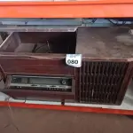 LOTE 080 - 01 RADIOLA ANTIGA MARCA PHILLIPS.  (NO ESTADO) ATENÇÃO! FAZER A VISITAÇÃO ANTES DE ARREMATAR, NÃO SABEMOS SE FUNCIONA. LEILÃO NÃO TEM GARANTIA E NEM DEVOLUÇÃO, SUJEITO A POSSÍVEIS AVARIAS VISÍVEIS/OCULTAS E/OU AUSÊNCIA DE COMPONENTES.