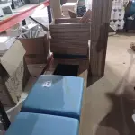 LOTE 362 - 01 BANCO EM MADEIRA COM 02 ACENTOS. (NO ESTADO) ATENÇÃO! FAZER A VISITAÇÃO ANTES DE ARREMATAR, NÃO SABEMOS SE FUNCIONA. LEILÃO NÃO TEM GARANTIA E NEM DEVOLUÇÃO, SUJEITO A POSSÍVEIS AVARIAS VISÍVEIS/OCULTAS E/OU AUSÊNCIA DE COMPONENTES.