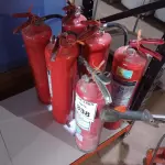 LOTE 338 - 06 EXTINTORES DE INCÊNDIO. (NO ESTADO) ATENÇÃO! FAZER A VISITAÇÃO ANTES DE ARREMATAR, NÃO SABEMOS SE FUNCIONA. LEILÃO NÃO TEM GARANTIA E NEM DEVOLUÇÃO, SUJEITO A POSSÍVEIS AVARIAS VISÍVEIS/OCULTAS E/OU AUSÊNCIA DE COMPONENTES.